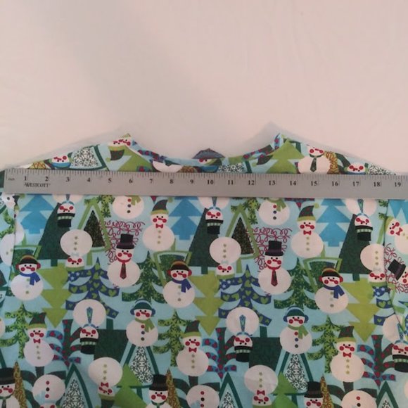 Serene Uniforms, women's Medium Christmas decorated scrub top - Picture 6 of 10